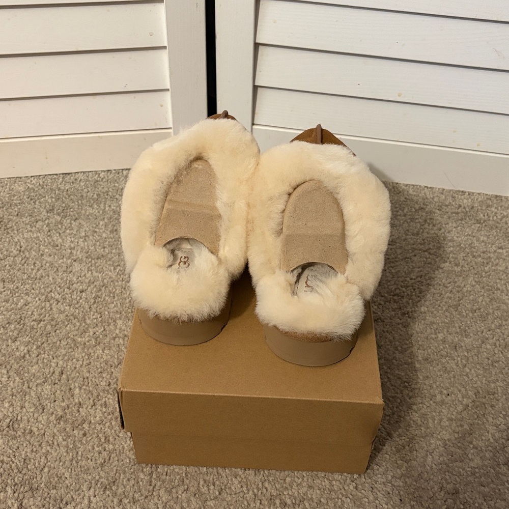 Ugg Disquette Shearling Platform Slippers - Picture 3 of 6